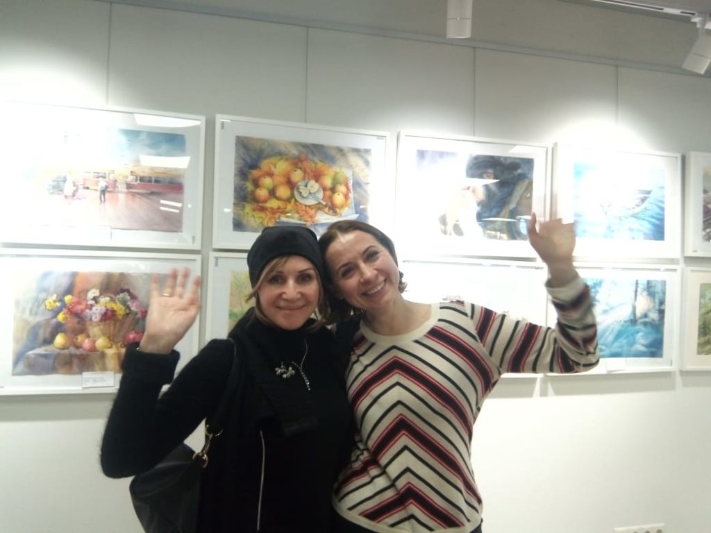 Наталия Попова - Профессиональный Художник со знакомой на 1-ой выставке Российских художников-акварелистов в 2020 году